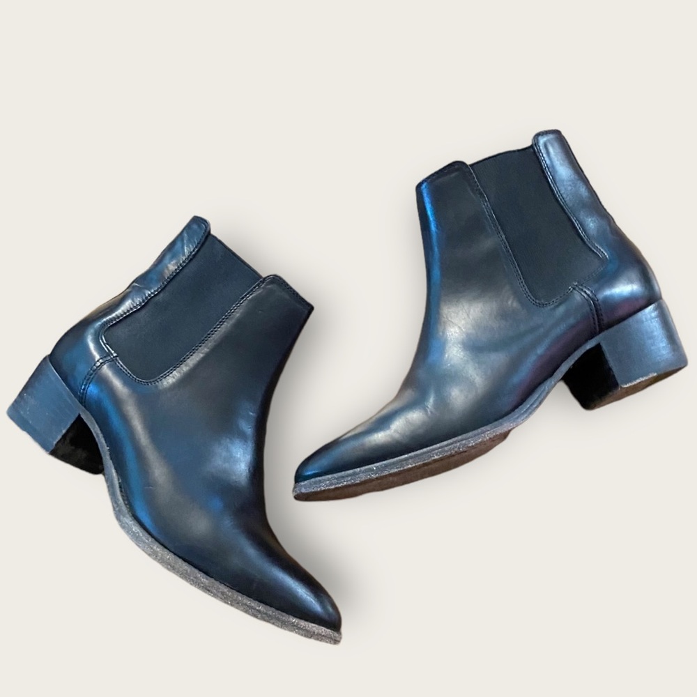 FRYE women’s Dara Chelsea boot in black-size 6.5B